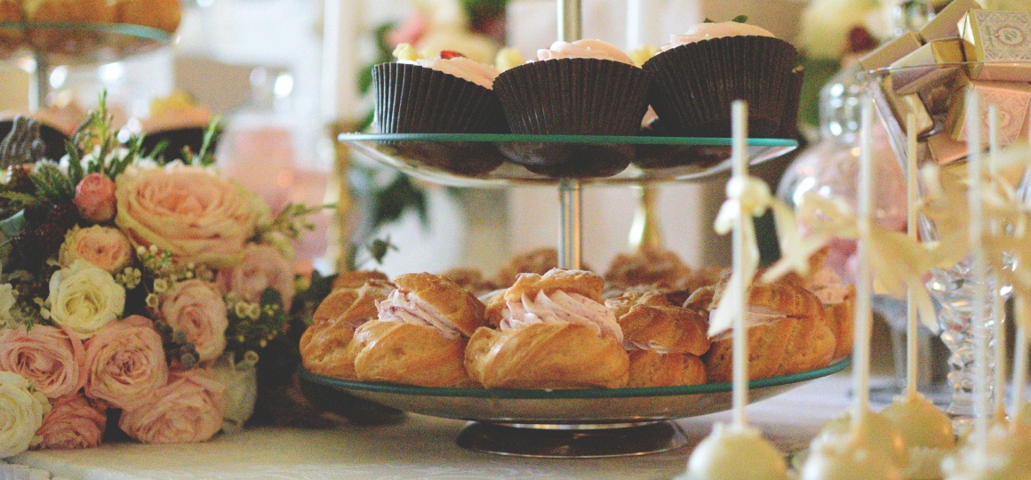 Banner festa a tema Bridgerton con afternoon tea ispirato alla terza stagione della serie TV, decorazioni eleganti e dolci raffinati.